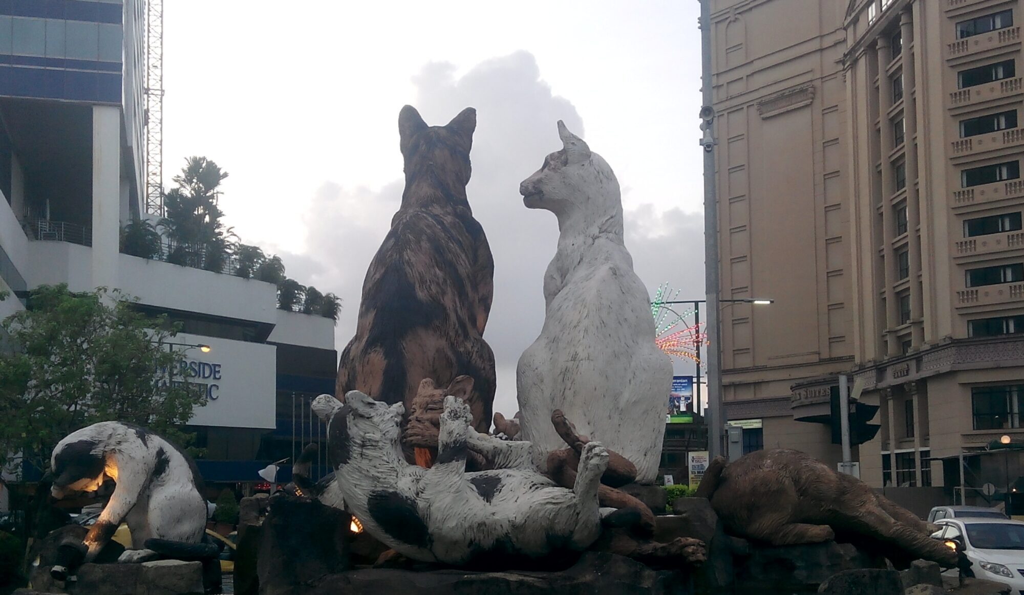 IMG_20160228_184114.jpg Kuching Cat roundabout